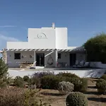 فيلة Isalos Naxos *
